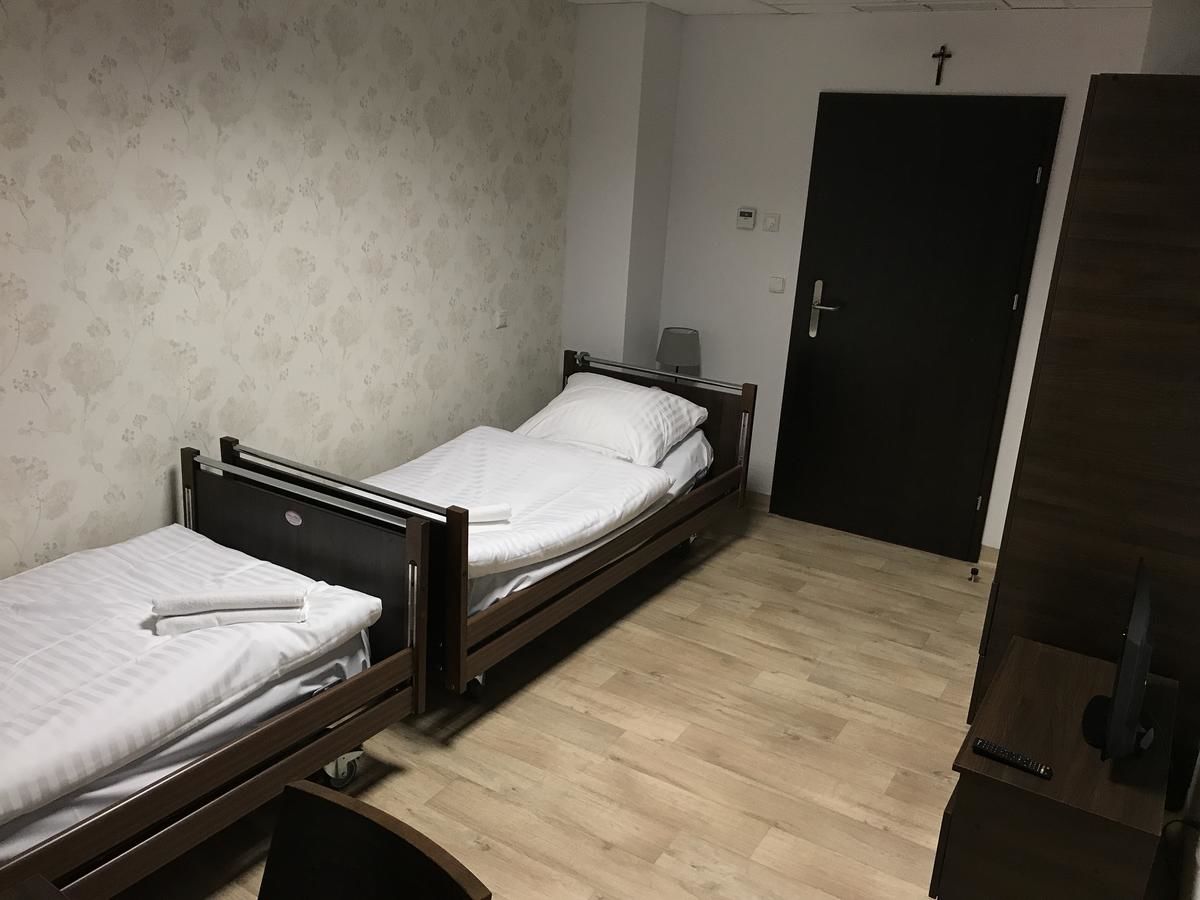 Отель Self-Checkin Hotel Cztery Pory Belchatow - Nocleg Centrum Белхатув